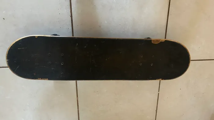Skate Completo Usado - Bem Desgastado, Funcionando Normalmente