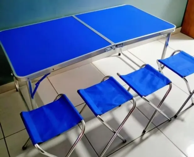 Mesa portátil com 4 bancos 