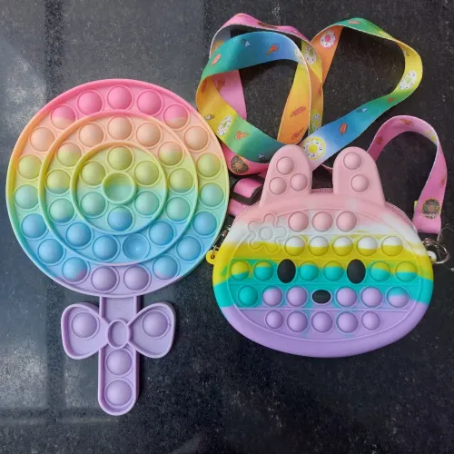 Bolsa infantil Pop It e um Pop it. Ótimo estado.