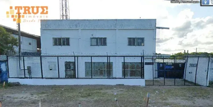 Galpões a beira da pista
