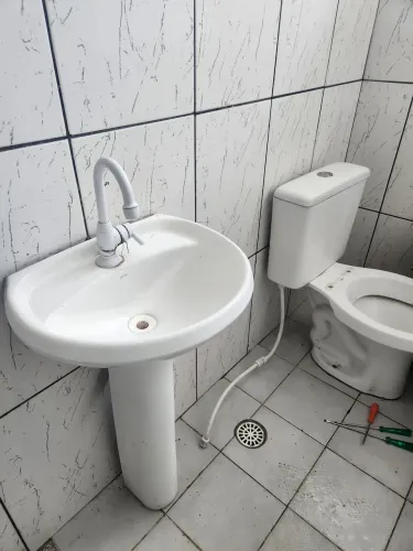Lavatório com vaso sanitário com caixa acoplada