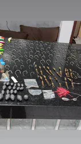 Anzóis e itens pra pesca