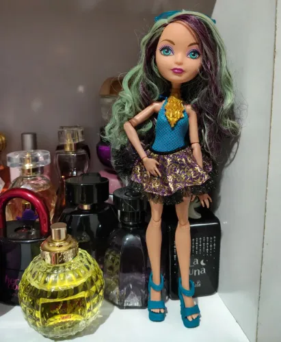 Boneca Madeline Hatter - Mirror Beach