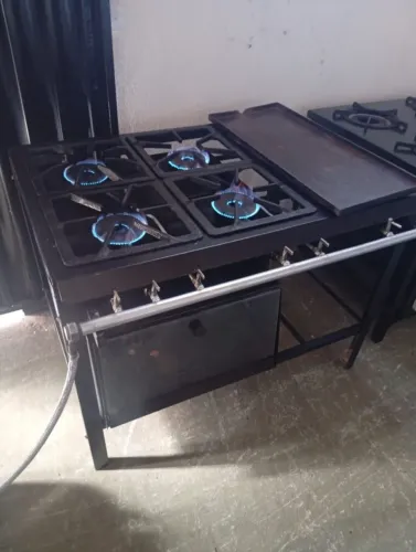 Fogão industrial 4 bocas com forno Pró gas e chapa foi pintado conservado funcionando bem