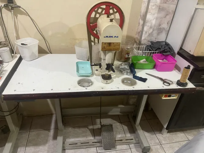 Máquina elétrica de ilhós e botão funcionando tudo direitinho