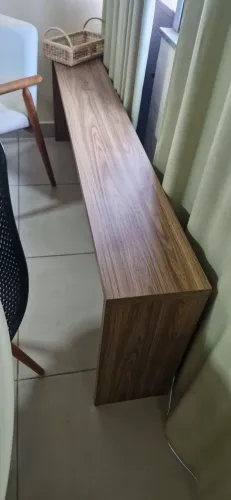 Aparador de Livros e Organização Estreito - Lindo Acabamento Amadeirado!