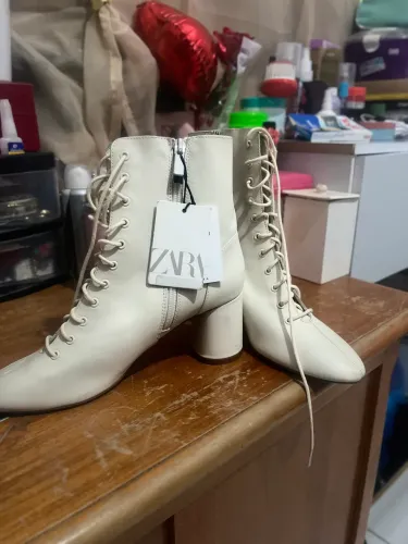 bota da zara cor creme