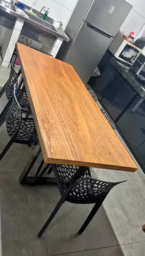 Mesa de madeira maciça