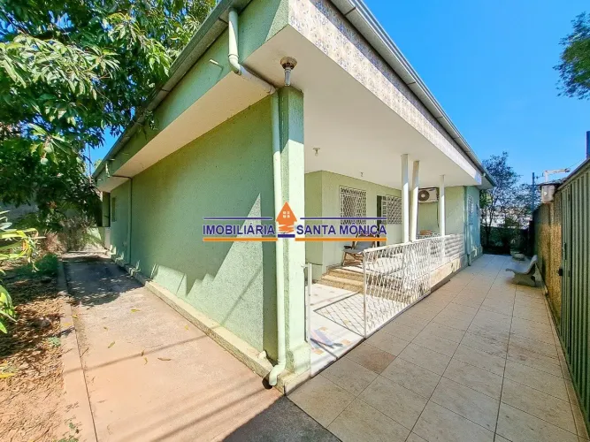 2 casas planas em lote 733m² - Santa Mônica