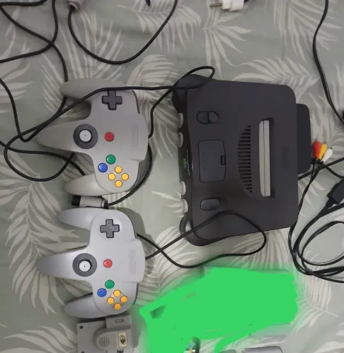 Nintendo 64com 2 controles e um mario 64