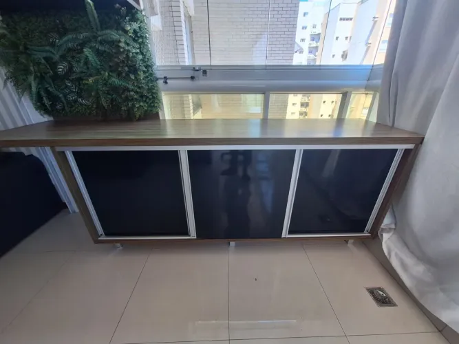 Armário balcão com painel