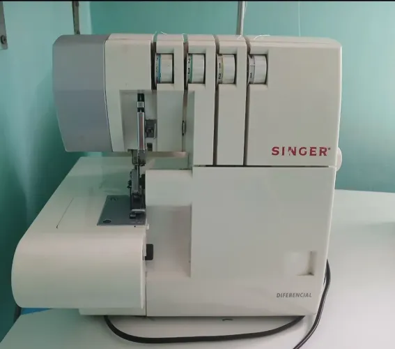 Maquina de costura overlok Singer