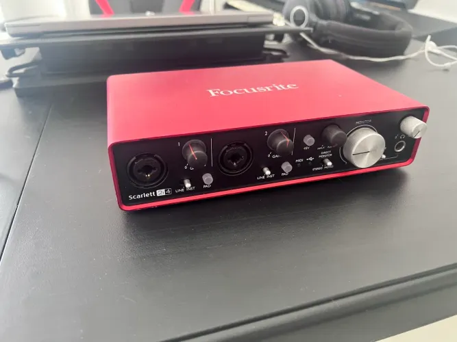 Focusrite Scarlett 2i4 2nd Gen  perfeito estado Revisada + 2 entradas e 4 saidas