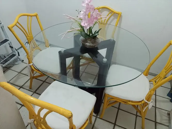 Mesa redonda de 4 cadeiras.