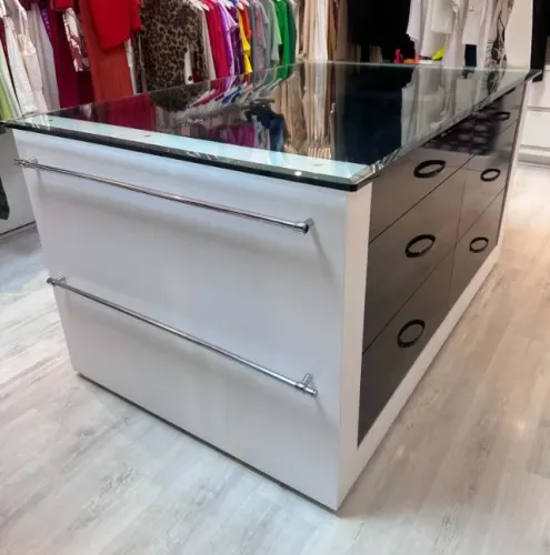 Mesa de centro para loja de confecção