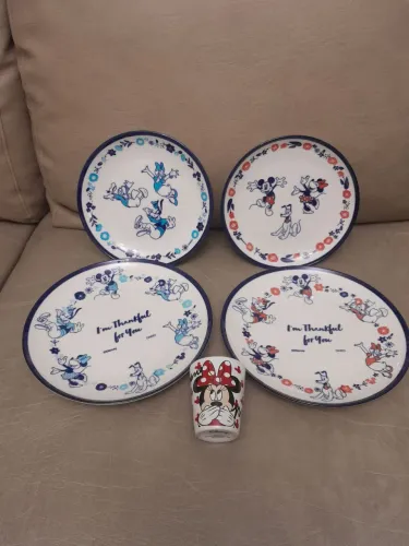 Pratos infantis de porcelana Daiso Disney originais.