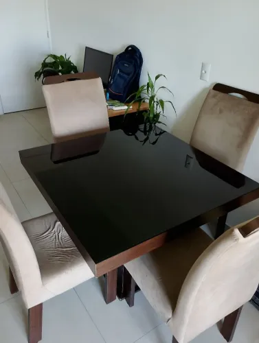 Mesa simples de tampa de vidro + quatro cadeiras