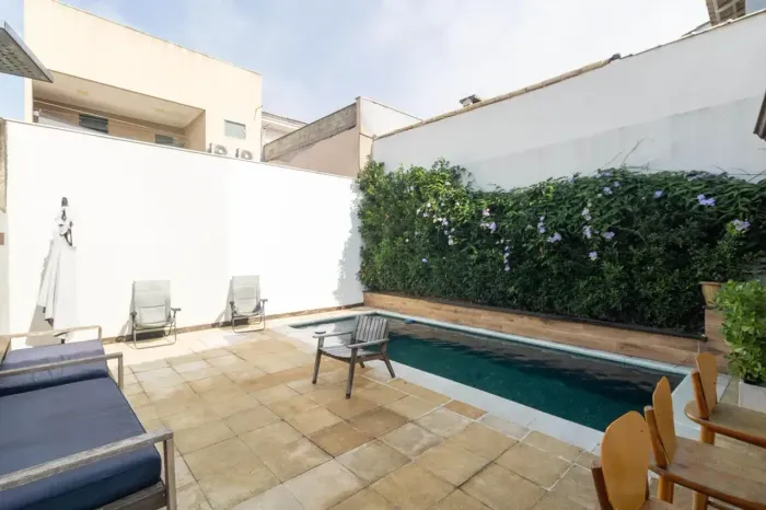 Casa mobiliada e com piscina no condomínio Girassol, em Campo Grande - Rio de Janeiro - RJ