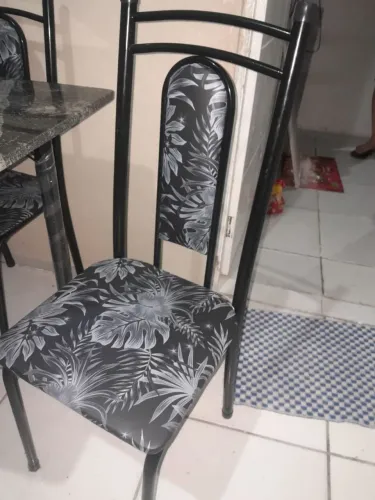 Mesa cadeira e sofá 