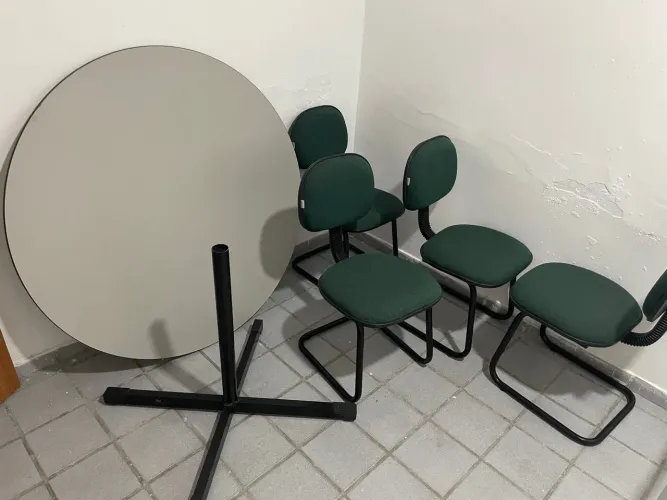 Mesa de escritório + 4 cadeiras