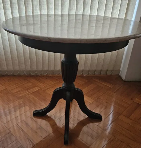 Mesa redonda com tampo de mármore