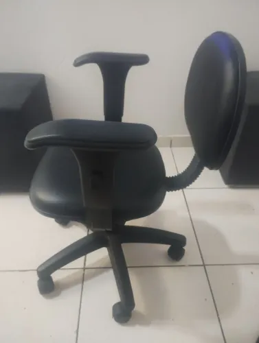 CADEIRA GIRATÓRIA COM BRAÇO
