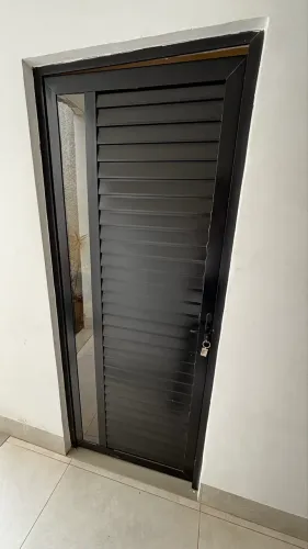 Porta de Alumínio com Visor