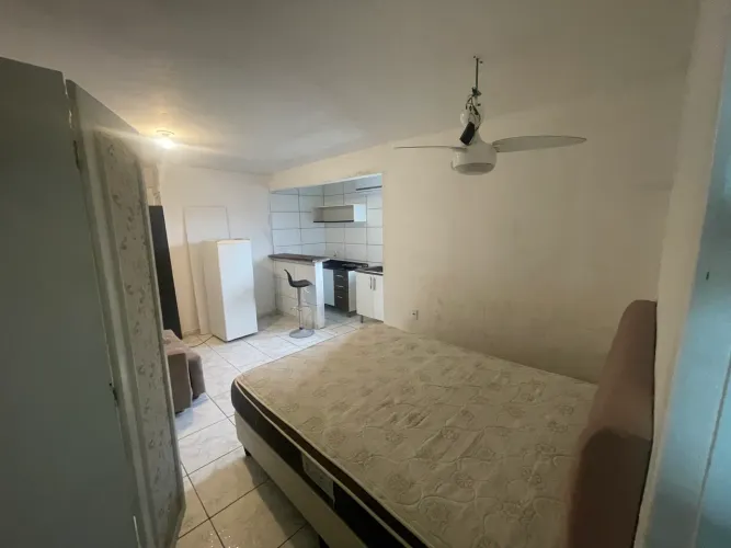 Quarto mobiliado para aluguel em Piçarras