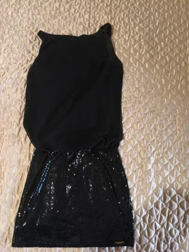 Vestido curto preto com parte inferior de paetê