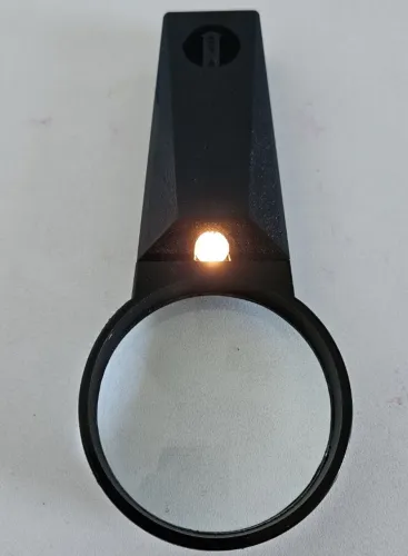 Lente de aumento com Luz diâmetro 6 cm aprox. NÃO ACOMPANHA A PILHA