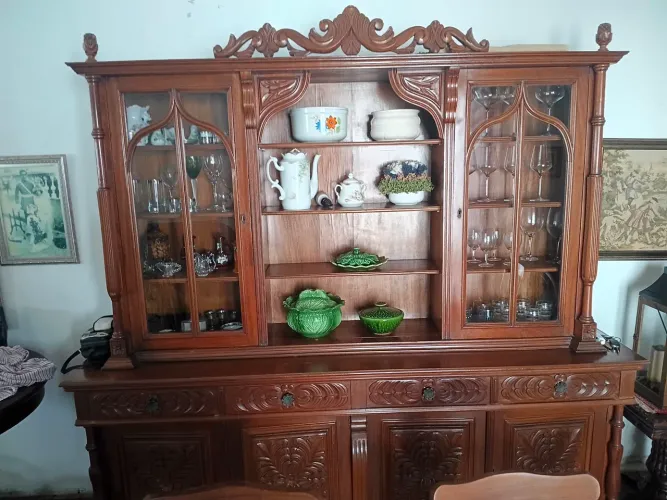 Armário estilo colonial em madeira talhada.