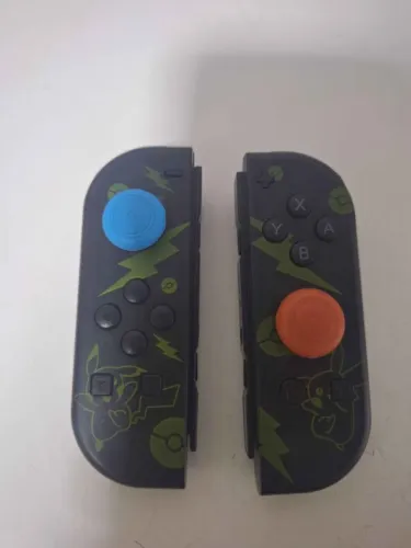 Par de Joycons Pikachu (LED + Modo Turbo)