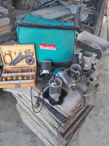 Kit profissional  Tupia Makita 6,8mm 710W RT0700CX3 + Fresas 