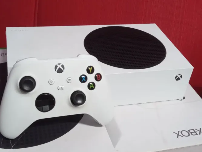 Xbox Series S 512GB na Caixa + Controle Original + Carregador e 4 Pilhas