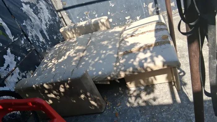 Sofa cama usado precisa de reforma