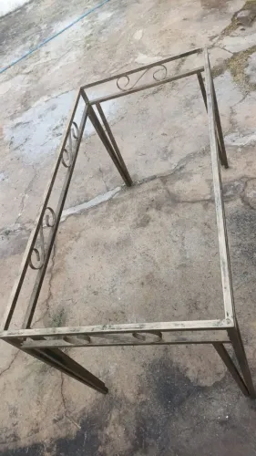 Mesa de vidro cantos arredondados base de ferro