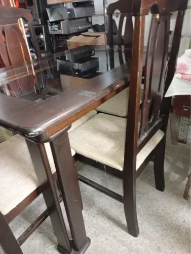 Mesa de 4 cadeiras com tampo central de vidro em Mdf imbuia escura . Em bom estado