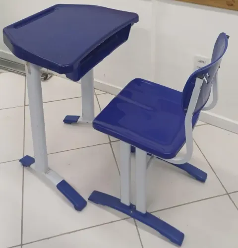 Conjunto de mesa com cadeira para sala de aula (marca Desk Móveis)