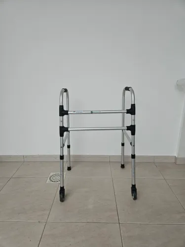 Andandor Articulado em Alumínio com rodinhas.