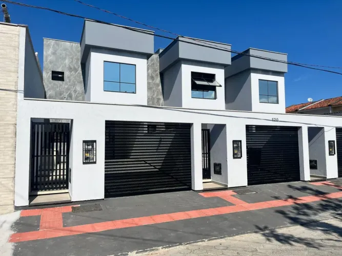 Sobrado para Venda em Palhoça, Pagani, 3 dormitórios, 2 suítes, 1 banheiro, 1 vaga