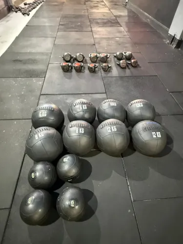 Halter, kettlebel, Wallball, TRX, corda, academia, cross