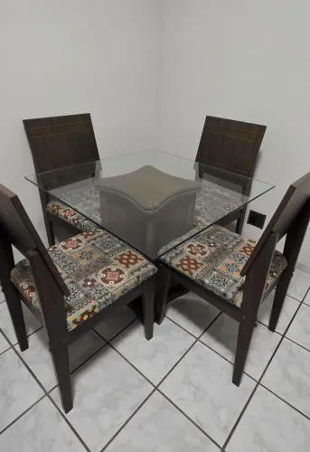 Mesa (120x120) e cadeiras estofadas