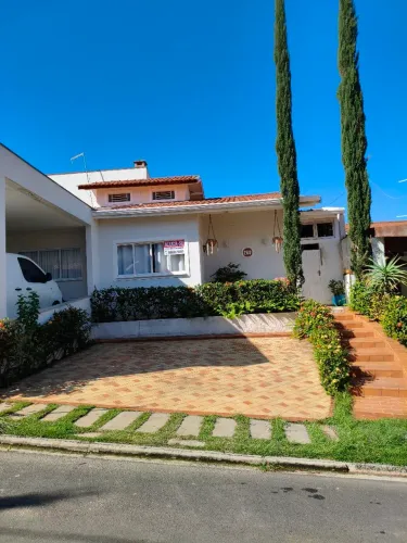 Casa com 3 quartos, sendo 1 suíte master, condomínio fechado, segurança 24 horas.