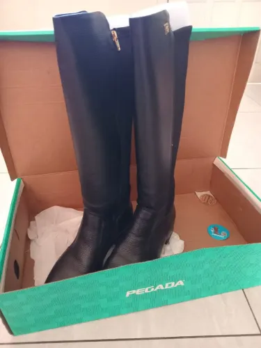 Bota de couro tamanho 37