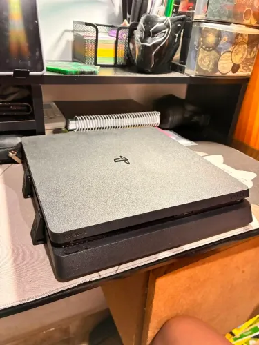 PS4 Slim em Excelente Estado - Pronto para Jogar