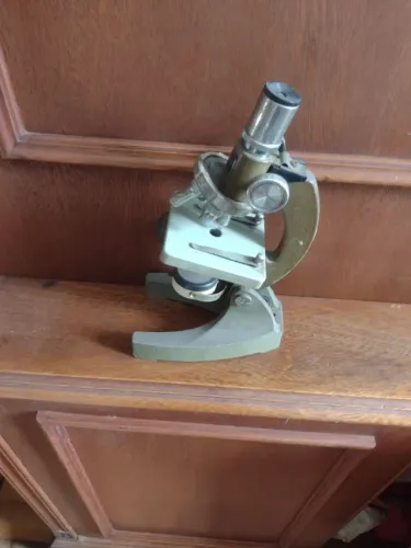 Microscópio antigo