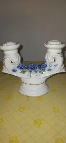 Candelabro antigo de porcelana portuguesa