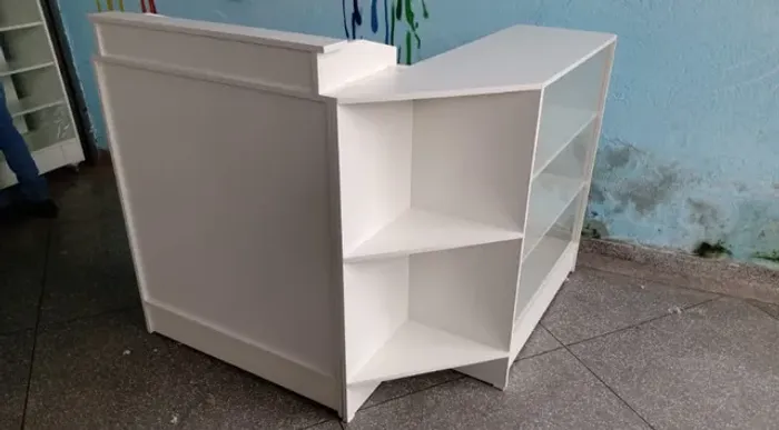 BALCÃO CAIXA + VITRINE EM L MDF