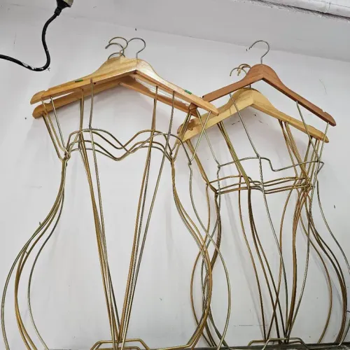Cabide manequin silhueta dourado