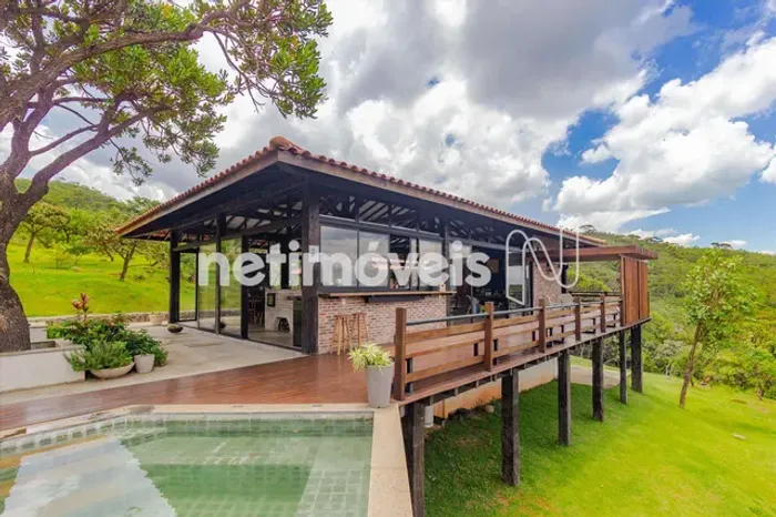 Casa de Alto Padrão com Cachoeira Privativa e Vista para a Serra da Moeda